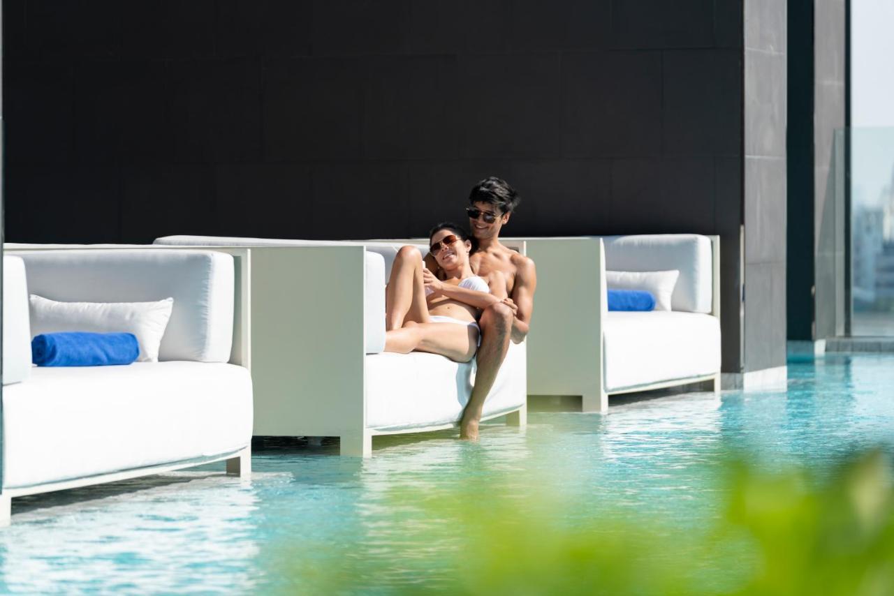 Hotel Ascott Thonglor Bangkok Exterior foto The swimming pool at the hotel