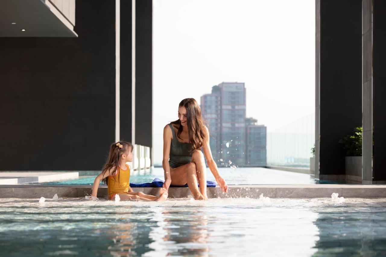 Hotel Ascott Thonglor Bangkok Exterior foto The swimming pool at the 1018