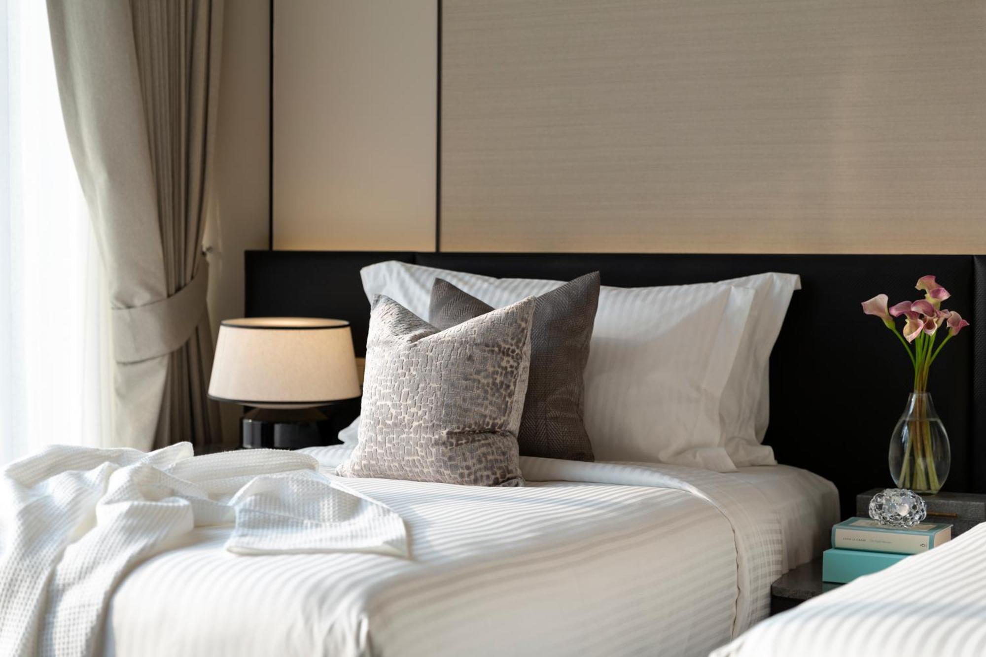 Hotel Ascott Thonglor Bangkok Exterior foto A bed with a throw pillow