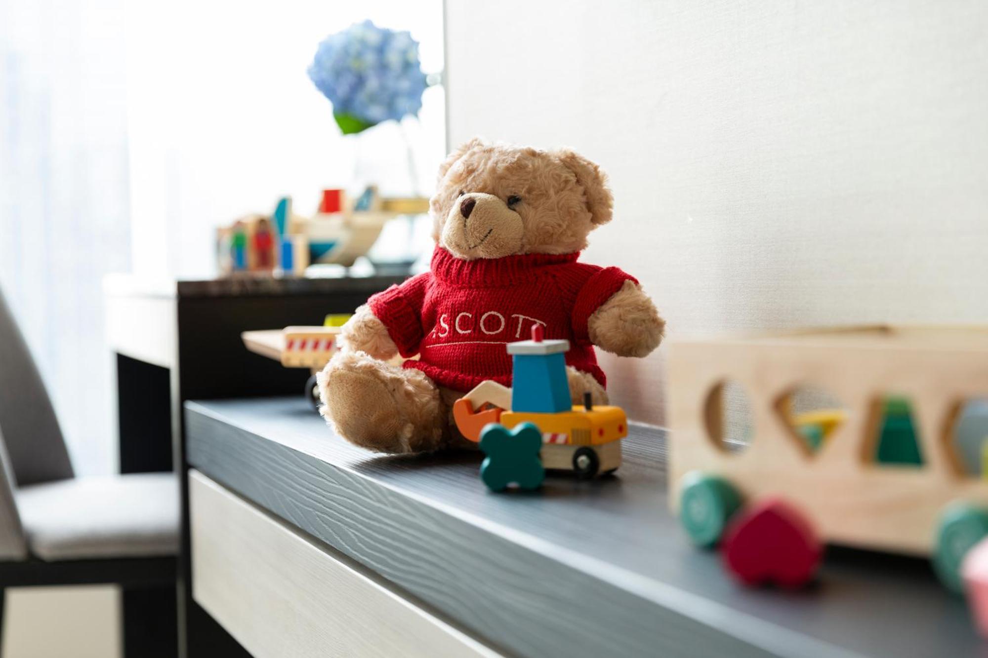 Hotel Ascott Thonglor Bangkok Exterior foto A teddy bear with a red shirt