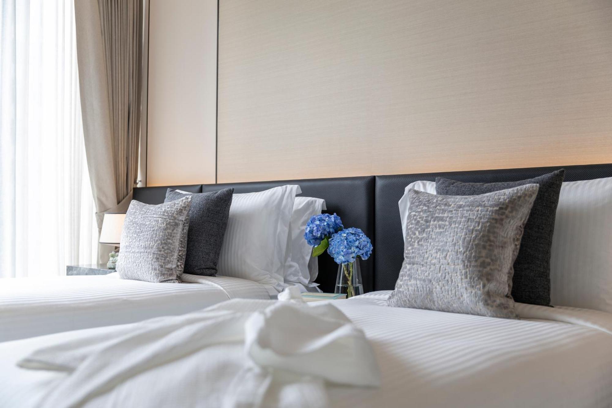 Hotel Ascott Thonglor Bangkok Exterior foto A bed with pillows